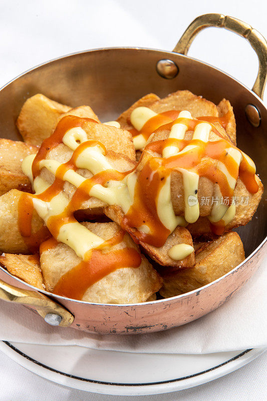 烤炸Patatas Bravas(酥脆的土豆加两种酱汁)西班牙的典型小吃